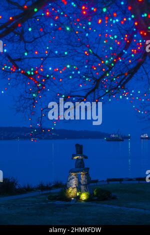 Inukshuk und Weihnachtsbeleuchtung, Elm Grove, English Bay, Vancouver, British Columbia, Kanada Stockfoto