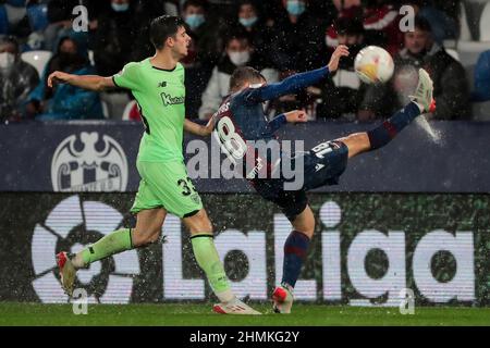 Nicolas Serrano vom Athletic Club de Bilbao (L) und Levante's Verteidiger De Frutos während des spanischen La Liga-Spiels zwischen Levante UD und Athletic Club de Stockfoto