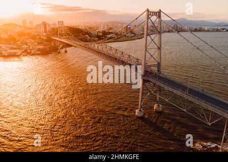 Der Sonnenuntergang an der Herlicio Luz Brücke. Eisenbrücke in Florianopolis Stockfoto