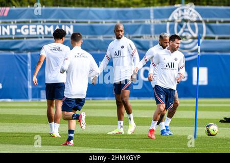 Presnel Kimpembe von PSG, Neymar Jr. von PSG und Lionel Messi von PSG während einer Trainingseinheit im Camp des Loges Paris Saint-Germain Stockfoto