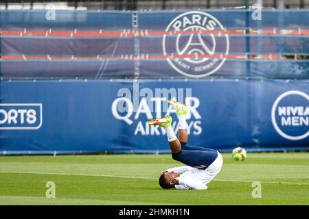 Kylian Mbappe von PSG fällt während einer Trainingseinheit im Camp des Loges in Saint-Germain-en-Laye, in der Nähe von Paris, Frankreich, am 28. August 2021. Stockfoto