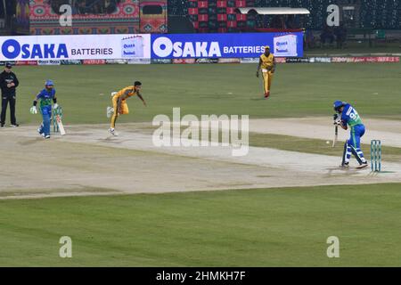 Lahore, Pakistan. 10th. Februar 2022. Spieler, die während des Cricket-Matches der Pakistan Super League (PSL 7) Twenty20 zwischen Peshawar Zalmi und Multan Sultan im Gaddafi-Stadion in Lahore in Aktion waren. Das Team Multan Sultan gewann das Spiel. (Foto von Rana Sajid Hussain/Pacific Press) Quelle: Pacific Press Media Production Corp./Alamy Live News Stockfoto