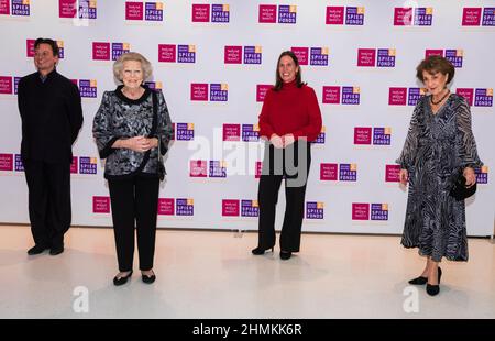 Amare, Spuiplein 150, Den Haag, Niederlande. Donnerstag, 10th. Februar 2022. Ihre Königlichen Hoheiten Prinzessin Beatrix und Prinzessin Margriet von den Niederlanden nehmen am Donnerstagabend, dem 10. Februar, an der Jubiläumsaufführung des 50th. Jahrestages der Introdans Teil. Die Aufführung ist dem seit 65 Jahren bestehenden Prinzessin Beatrix Spierfonds gewidmet. Die Aufführung von Introdans findet im Theater Amare in Den Haag während des Holland Dance Festivals statt. Der Spierfonds, das Holland Dance Festival und Introdans arbeiten gemeinsam an dieser Aufführung, um Geld für sc zu sammeln Stockfoto