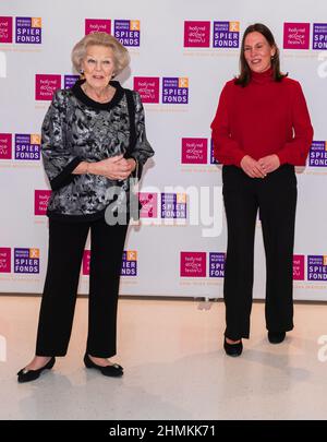 Amare, Spuiplein 150, Den Haag, Niederlande. Donnerstag, 10th. Februar 2022. Ihre Königlichen Hoheiten Prinzessin Beatrix und Prinzessin Margriet von den Niederlanden nehmen am Donnerstagabend, dem 10. Februar, an der Jubiläumsaufführung des 50th. Jahrestages der Introdans Teil. Die Aufführung ist dem seit 65 Jahren bestehenden Prinzessin Beatrix Spierfonds gewidmet. Die Aufführung von Introdans findet im Theater Amare in Den Haag während des Holland Dance Festivals statt. Der Spierfonds, das Holland Dance Festival und Introdans arbeiten gemeinsam an dieser Aufführung, um Geld für sc zu sammeln Stockfoto