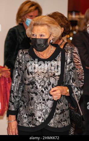 Amare, Spuiplein 150, Den Haag, Niederlande. Donnerstag, 10th. Februar 2022. Ihre Königlichen Hoheiten Prinzessin Beatrix und Prinzessin Margriet von den Niederlanden nehmen am Donnerstagabend, dem 10. Februar, an der Jubiläumsaufführung des 50th. Jahrestages der Introdans Teil. Die Aufführung ist dem seit 65 Jahren bestehenden Prinzessin Beatrix Spierfonds gewidmet. Die Aufführung von Introdans findet im Theater Amare in Den Haag während des Holland Dance Festivals statt. Der Spierfonds, das Holland Dance Festival und Introdans arbeiten gemeinsam an dieser Aufführung, um Geld für sc zu sammeln Stockfoto