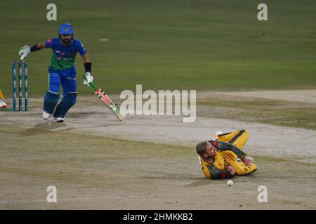 Lahore, Punjab, Pakistan. 10th. Februar 2022. Spieler, die während des Cricket-Matches der Pakistan Super League (PSL 7) Twenty20 zwischen Peshawar Zalmi und Multan Sultan im Gaddafi-Stadion in Lahore in Aktion waren. Das Team Multan Sultan gewann das Spiel. (Bild: © Rana Sajid Hussain/Pacific Press via ZUMA Press Wire) Stockfoto