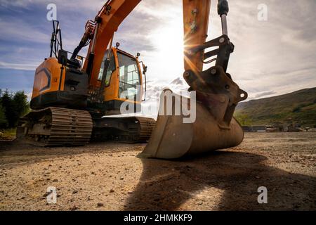 Bagger auf Raupen schwere Baumaschinen, bestehend aus Ausleger, Dipper, Eimer und Kabine auf einer rotierenden Plattform, die als das "Haus" bekannt ist. Stockfoto