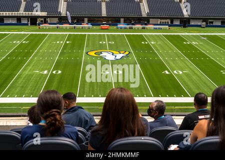 RAMS-Fans mit Sitzen auf einer 50-Yard-Linie im SoFi Stadium, dem Heimstadion des Superbowl LVI in Los Angeles, CA Stockfoto