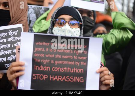 Kalkutta, Indien. 10th. Februar 2022. Muslimische Frauen protestieren wegen Verbots gegen Hijab. Viele Frauen tragen Hijab, inmitten einer Reihe über das Kopftuch in Karnataka. Die Teilnehmer, die die Nationalflagge trugen, reisten. „Als Bürger Indiens haben wir das Recht zu entscheiden, was wir tragen, und das Recht, unseren eigenen religiösen Praktiken zu folgen, indem wir von den Studenten gehaltene Plakate in Bengalisch, Englisch und Hindi lesen, Unter Bezugnahme auf die kontroversen Entwicklungen im südlichen Staat über das Tragen von Hijab. (Foto von Rahul Sadhukhan/Pacific Press) Quelle: Pacific Press Media Production Corp./Alamy Live News Stockfoto