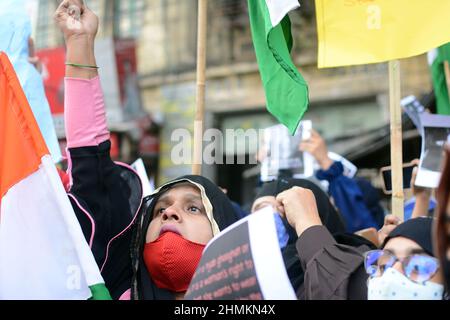 Kalkutta, Indien. 10th. Februar 2022. Muslimische Frauen protestieren wegen Verbots gegen Hijab. Viele Frauen tragen Hijab, inmitten einer Reihe über das Kopftuch in Karnataka. Die Teilnehmer, die die Nationalflagge trugen, reisten. „Als Bürger Indiens haben wir das Recht zu entscheiden, was wir tragen, und das Recht, unseren eigenen religiösen Praktiken zu folgen, indem wir von den Studenten gehaltene Plakate in Bengalisch, Englisch und Hindi lesen, Unter Bezugnahme auf die kontroversen Entwicklungen im südlichen Staat über das Tragen von Hijab. (Foto von Rahul Sadhukhan/Pacific Press) Quelle: Pacific Press Media Production Corp./Alamy Live News Stockfoto