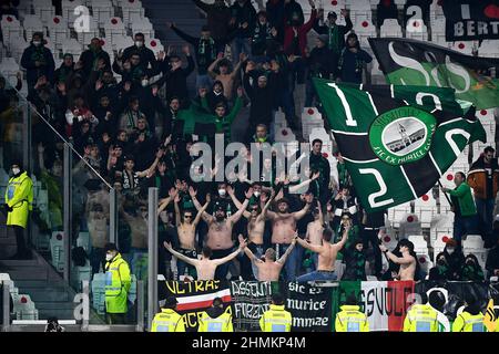 Turin, Italien. 10. Februar 2022. Fans von US Sassuolo zeigen ihre Unterstützung beim Fußballspiel Coppa Italia zwischen Juventus FC und US Sassuolo. Kredit: Nicolò Campo/Alamy Live Nachrichten Stockfoto