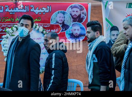 Gaza-Stadt, Palästina. 09th. Februar 2022. Während der Beerdigung wurde beobachtet, wie sich die Menschen bei der Unterstützung der Menschen im Westjordanland dem Protest gegen die israelische Besatzung anschlossen. In Gaza-Stadt trauern drei Palästinenser, die in Nablus getötet wurden. Israelische Truppen töteten am 8th. Februar bei einem Tagesangriff in der Stadt Nablus im Westjordanland drei Palästinenser. Kredit: SOPA Images Limited/Alamy Live Nachrichten Stockfoto