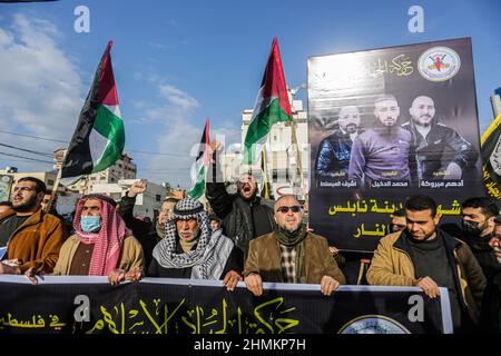 Gaza-Stadt, Palästina. 09th. Februar 2022. Palästinenser in Gaza singen während der Beerdigung Parolen gegen die israelische Besatzung. In Gaza-Stadt trauern drei Palästinenser, die in Nablus getötet wurden. Israelische Truppen töteten am 8th. Februar bei einem Tagesangriff in der Stadt Nablus im Westjordanland drei Palästinenser. Kredit: SOPA Images Limited/Alamy Live Nachrichten Stockfoto