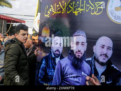 Gaza-Stadt, Palästina. 09th. Februar 2022. Ein Banner des Verstorbenen, das während der Beerdigung gesehen wurde. In Gaza-Stadt trauern drei Palästinenser, die in Nablus getötet wurden. Israelische Truppen töteten am 8th. Februar bei einem Tagesangriff in der Stadt Nablus im Westjordanland drei Palästinenser. Kredit: SOPA Images Limited/Alamy Live Nachrichten Stockfoto