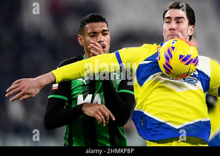 Turin, Italien. 10. Februar 2022. Dusan Vlahovic vom FC Juventus kämpft mit Ruan Tressoldi vom US-Amerikaner Sassuolo während des Fußballspiels Coppa Italia zwischen dem FC Juventus und dem US-Amerikaner Sassuolo um den Ball. Kredit: Nicolò Campo/Alamy Live Nachrichten Stockfoto