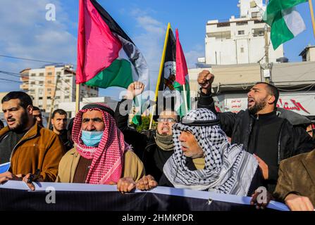 Gaza-Stadt, Palästina. 09th. Februar 2022. Palästinenser in Gaza singen während der Beerdigung Parolen gegen die israelische Besatzung. In Gaza-Stadt trauern drei Palästinenser, die in Nablus getötet wurden. Israelische Truppen töteten am 8th. Februar bei einem Tagesangriff in der Stadt Nablus im Westjordanland drei Palästinenser. (Foto von Mahmoud Issa/SOPA Images/Sipa USA) Quelle: SIPA USA/Alamy Live News Stockfoto