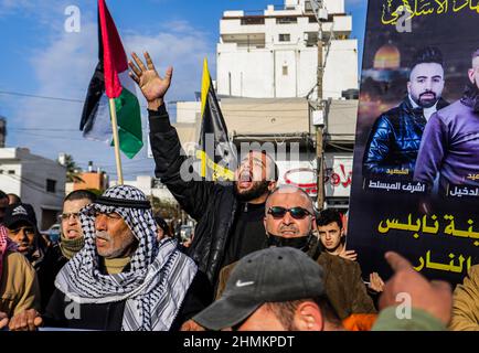 Gaza-Stadt, Palästina. 09th. Februar 2022. Palästinenser in Gaza singen während der Beerdigung Parolen gegen die israelische Besatzung. In Gaza-Stadt trauern drei Palästinenser, die in Nablus getötet wurden. Israelische Truppen töteten am 8th. Februar bei einem Tagesangriff in der Stadt Nablus im Westjordanland drei Palästinenser. (Foto von Mahmoud Issa/SOPA Images/Sipa USA) Quelle: SIPA USA/Alamy Live News Stockfoto