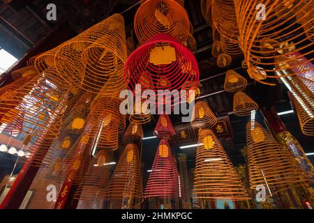 China rund Weihrauch brennen im Inneren des Ong Tempel in Can Tho Stockfoto