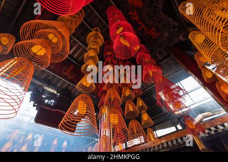 China rund Weihrauch brennen im Inneren des Ong Tempel in Can Tho Stockfoto