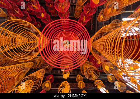 China rund Weihrauch brennen im Inneren des Ong Tempel in Can Tho Stockfoto