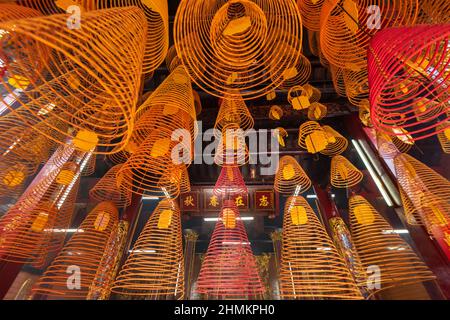 China rund Weihrauch brennen im Inneren des Ong Tempel in Can Tho Stockfoto