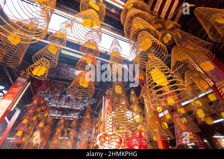 China rund Weihrauch brennen im Inneren des Ong Tempel in Can Tho Stockfoto