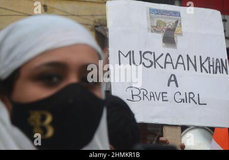 Kalkutta, Westbengalen, Indien. 10th. Februar 2022. Muslimische Frauen protestieren wegen Verbots gegen Hijab. Viele Frauen tragen Hijab, inmitten einer Reihe über das Kopftuch in Karnataka. Die Teilnehmer, die die Nationalflagge trugen, reisten."als Bürger Indiens haben wir das Recht zu entscheiden, was wir tragen, und das Recht, unseren eigenen religiösen Praktiken zu folgen, lesen Plakate in Bengalisch, Englisch und Hindi, die von den Studenten gehalten werden, Unter Bezugnahme auf die kontroversen Entwicklungen im südlichen Staat über das Tragen von Hijab. (Bild: © Rahul Sadhukhan/Pacific Press via ZUMA Press Wire) Stockfoto