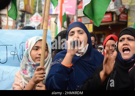 Kalkutta, Westbengalen, Indien. 10th. Februar 2022. Muslimische Frauen protestieren wegen Verbots gegen Hijab. Viele Frauen tragen Hijab, inmitten einer Reihe über das Kopftuch in Karnataka. Die Teilnehmer, die die Nationalflagge trugen, reisten."als Bürger Indiens haben wir das Recht zu entscheiden, was wir tragen, und das Recht, unseren eigenen religiösen Praktiken zu folgen, lesen Plakate in Bengalisch, Englisch und Hindi, die von den Studenten gehalten werden, Unter Bezugnahme auf die kontroversen Entwicklungen im südlichen Staat über das Tragen von Hijab. (Bild: © Rahul Sadhukhan/Pacific Press via ZUMA Press Wire) Stockfoto