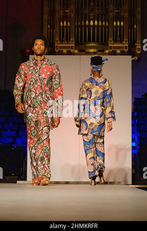 London, Großbritannien. Auf der Tesmi X Vlisco Catwalk Show werden Deisgns des Gewinners des Vlisco Fashion Fund 2018 auf der Africa Fashion Week gezeigt. Stockfoto