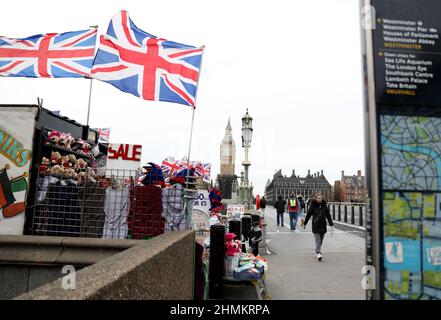 London, Großbritannien. 10th. Februar 2022. Die Menschen gehen an der Westminster Bridge in London, Großbritannien, vorbei, 10. Februar 2022. Der britische Premierminister Boris Johnson kündigte am Mittwoch an, dass er plant, alle verbliebenen COVID-19-Beschränkungen in England einen Monat früher als geplant aufzuheben. Die aktuellen COVID-19-Beschränkungen sollten am 24. März auslaufen, aber Johnson schlug vor, dass die Regeln später in diesem Monat auslaufen könnten. Kredit: Li Ying/Xinhua/Alamy Live Nachrichten Stockfoto