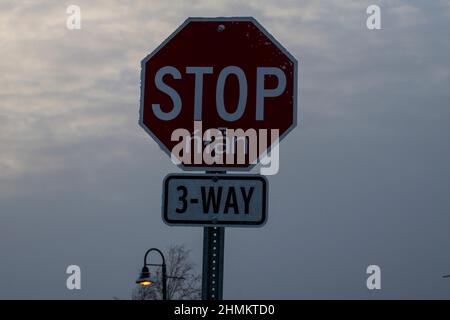 Zweisprachiges Stoppschild in Whitehorse, Yukon, Kanada Stockfoto