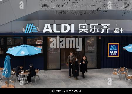 SHANGHAI, CHINA - 10. FEBRUAR 2022 - Ein Blick auf die deutsche Supermarktkette ALDI in Shanghai, China, 10. Februar 2022. Stockfoto