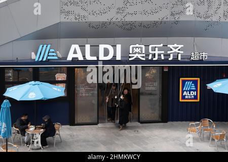 SHANGHAI, CHINA - 10. FEBRUAR 2022 - Ein Blick auf die deutsche Supermarktkette ALDI in Shanghai, China, 10. Februar 2022. Stockfoto