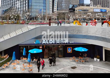 SHANGHAI, CHINA - 10. FEBRUAR 2022 - Ein Blick auf die deutsche Supermarktkette ALDI in Shanghai, China, 10. Februar 2022. Stockfoto