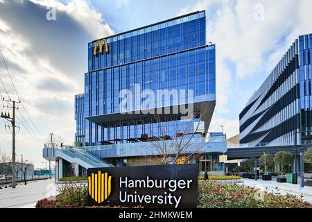 SHANGHAI, CHINA - 10. FEBRUAR 2022 - McDonald's Hamburger University am 10. Februar 2022 in Shanghai, China. Stockfoto