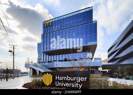 SHANGHAI, CHINA - 10. FEBRUAR 2022 - McDonald's Hamburger University am 10. Februar 2022 in Shanghai, China. Stockfoto