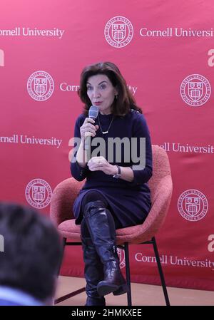 Jeb E. Brooks School of Public Policys, New York, USA, 10. Februar 2022 - die Gouverneurin des Staates New York, Kathy Hochul, beschreibt ihre Vision für die Infrastruktur der Bundesstaaten, als sie an einem Gespräch in New York teilnimmt, bei dem sie Gefördert vom Jeb E. Brooks School of Public Policys Institute of Politics and Global Affairs (IOPGA) heute in New York City. Foto: Luiz Rampelotto/EuropaNewswire FOTOKREDIT ERFORDERLICH. Stockfoto