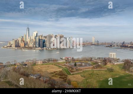 Luftaufnahme von Fort Jay auf Governor's Island mit Lower Manhattan im Hintergrund Stockfoto