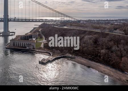 Luftaufnahme von Fort Wadsworth und Fort Thompson, ehemaligen US-Militäreinrichtungen auf Staten Island in New York City unterhalb der Verrazzano-Brücke Stockfoto