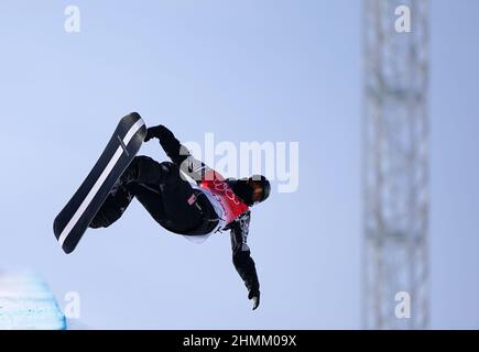 Der US-Amerikaner Shaun White bei seinem zweiten Lauf beim Men's Snowboard Halfpipe Finale am siebten Tag der Olympischen Winterspiele 2022 in Peking im Genting Snow Park H & S Stadium in China. Bilddatum: Freitag, 11. Februar 2022. Stockfoto