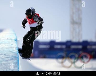 Der US-Amerikaner Shaun White bei seinem zweiten Lauf beim Men's Snowboard Halfpipe Finale am siebten Tag der Olympischen Winterspiele 2022 in Peking im Genting Snow Park H & S Stadium in China. Bilddatum: Freitag, 11. Februar 2022. Stockfoto