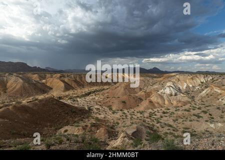 Während des Sommermonsuns tränken Gewitter ein kleines Gebiet der Wüste. Abfluss erodiert die Gesteinsformationen der Kreidezeit, um Badlands zu schaffen. Stockfoto