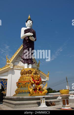 Buddhastatue Haltung stehend hält Almosenschale oder Pang Umbat für thailänder Reisende besuchen das Gebet im Wat Charoen Rat Bamrung oder Nong Pong NOK te Stockfoto