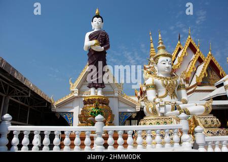 Buddhastatue Haltung stehend hält Almosenschale oder Pang Umbat für thailänder Reisende besuchen das Gebet im Wat Charoen Rat Bamrung oder Nong Pong NOK te Stockfoto