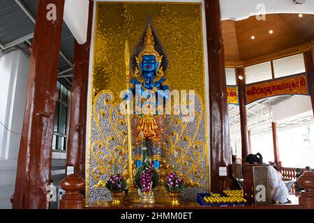 Erhalter Narayana Hari oder Lord Vishnu Gottheiten des Hinduismus für thailänder reisen Besuch Respekt beten Segen im Wat Charoen Rat Bamrung oder Wat Non Stockfoto