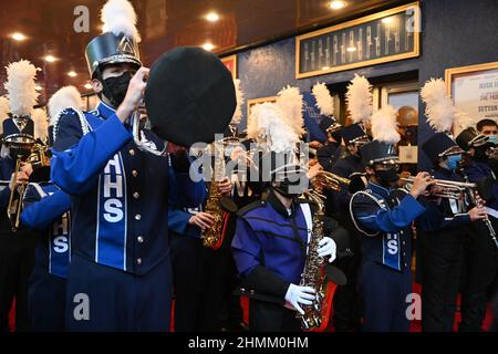 Die Marching Band der New York City High School tritt am 10. Februar 2022 in New York bei der Eröffnungsnacht von „The Music man“ im Winter Garden Theatre auf Stockfoto