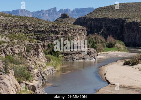 Der Rio Grande schlängelt sich durch die Kalksteinwände des Hot Springs Canyon im Big Bend National Park. Stockfoto