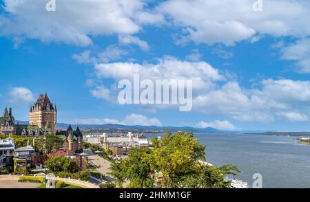 Panoramablick auf das Chateau Frontenac im historischen Zentrum von Quebec, gelegen an der Dufferin Terrace Promenade mit Panoramablick auf den Saint Lawrence River, die Oberstadt und den Alten Hafen. Stockfoto