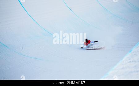 Zhangjiakou, Chinas Provinz Hebei. 11th. Februar 2022. Hirano Ayumu aus Japan tritt beim Männer-Snowboard-Halbpipe-Finale im Genting Snow Park in Zhangjiakou, der nordchinesischen Provinz Hebei, am 11. Februar 2022 an. Quelle: Xu Chang/Xinhua/Alamy Live News Stockfoto