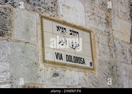 Ein dreisprachiges Straßenschild in Hebräisch, Arabisch und Englisch, das die Via Dolorosa bezeichnet, die Straße in Jerusalem, die Jesus auf seinem Weg zu seinem Tod begab. Stockfoto